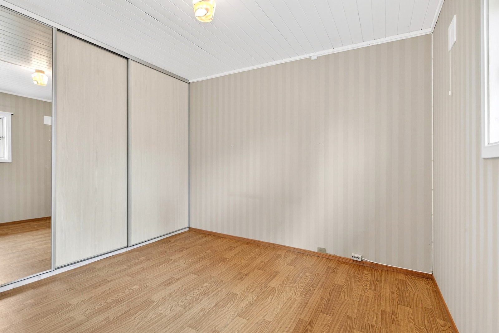 Soverom 1 med skyvedørsgarderobe. Galleribilde