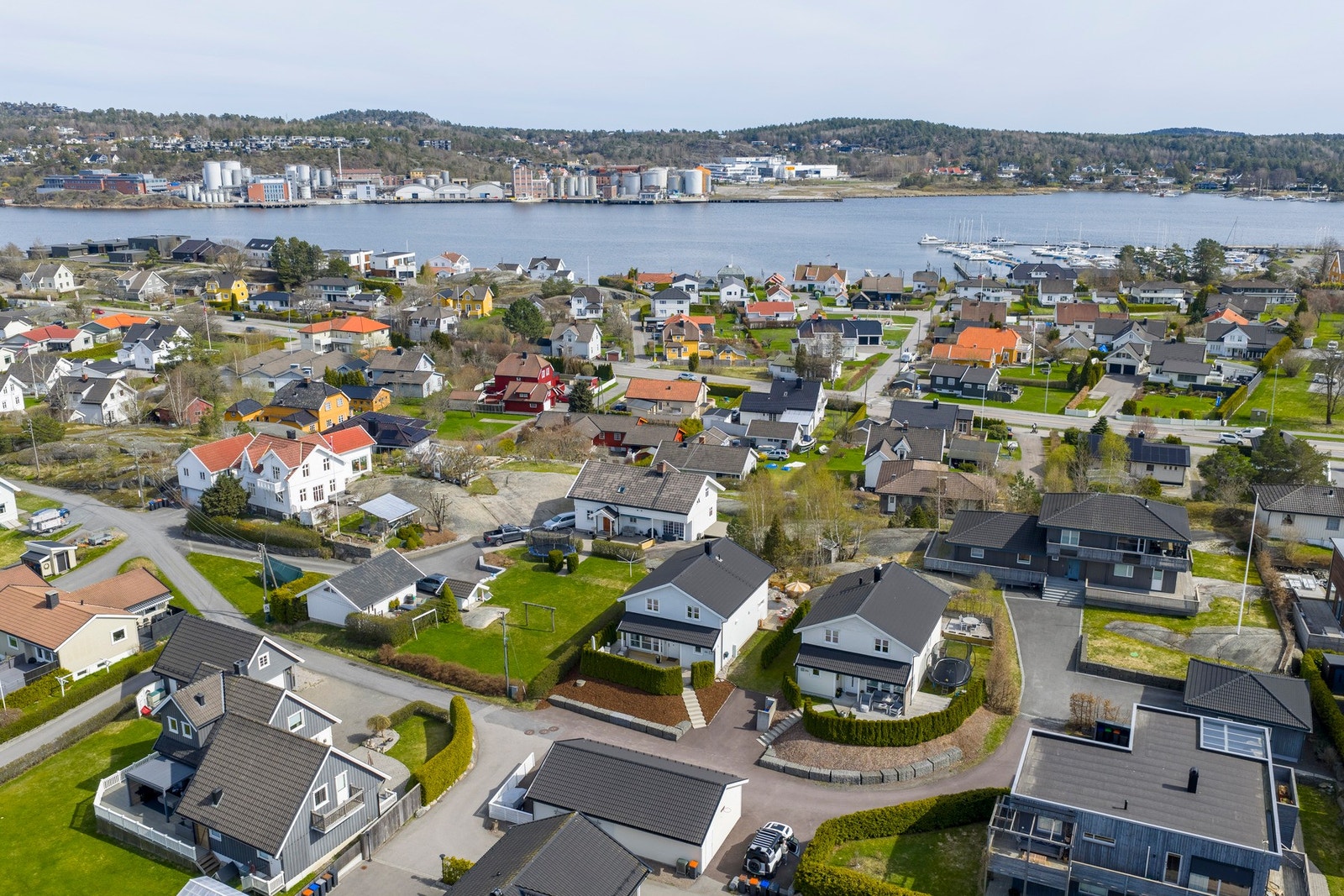 Attraktivt beliggende i sjønære omgivelser Galleribilde