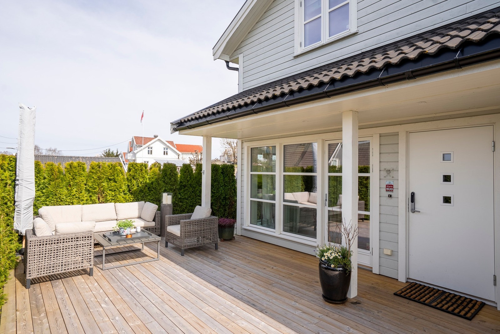 Hyggelig inngangsparti med terrasse på ca. 38 kvm Galleribilde
