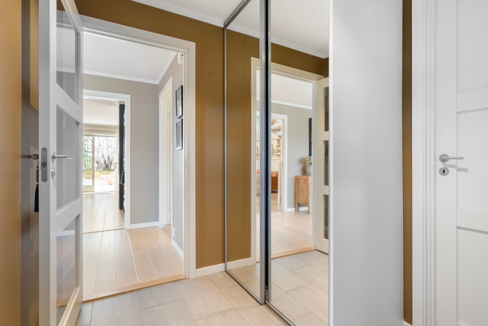 Entré som er innredet med praktisk skyvedørsgarderobe Galleribilde