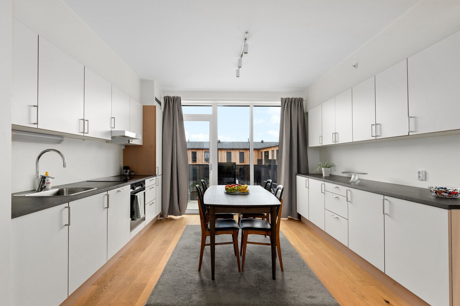 Tidløs og stilren kjøkkeninnredning med mye skap- og benkeplass. Galleribilde