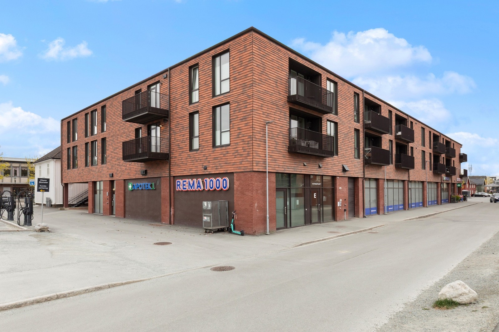 Fra inngang E, nås leiligheten med heis rett opp til 3. etasje. Galleribilde