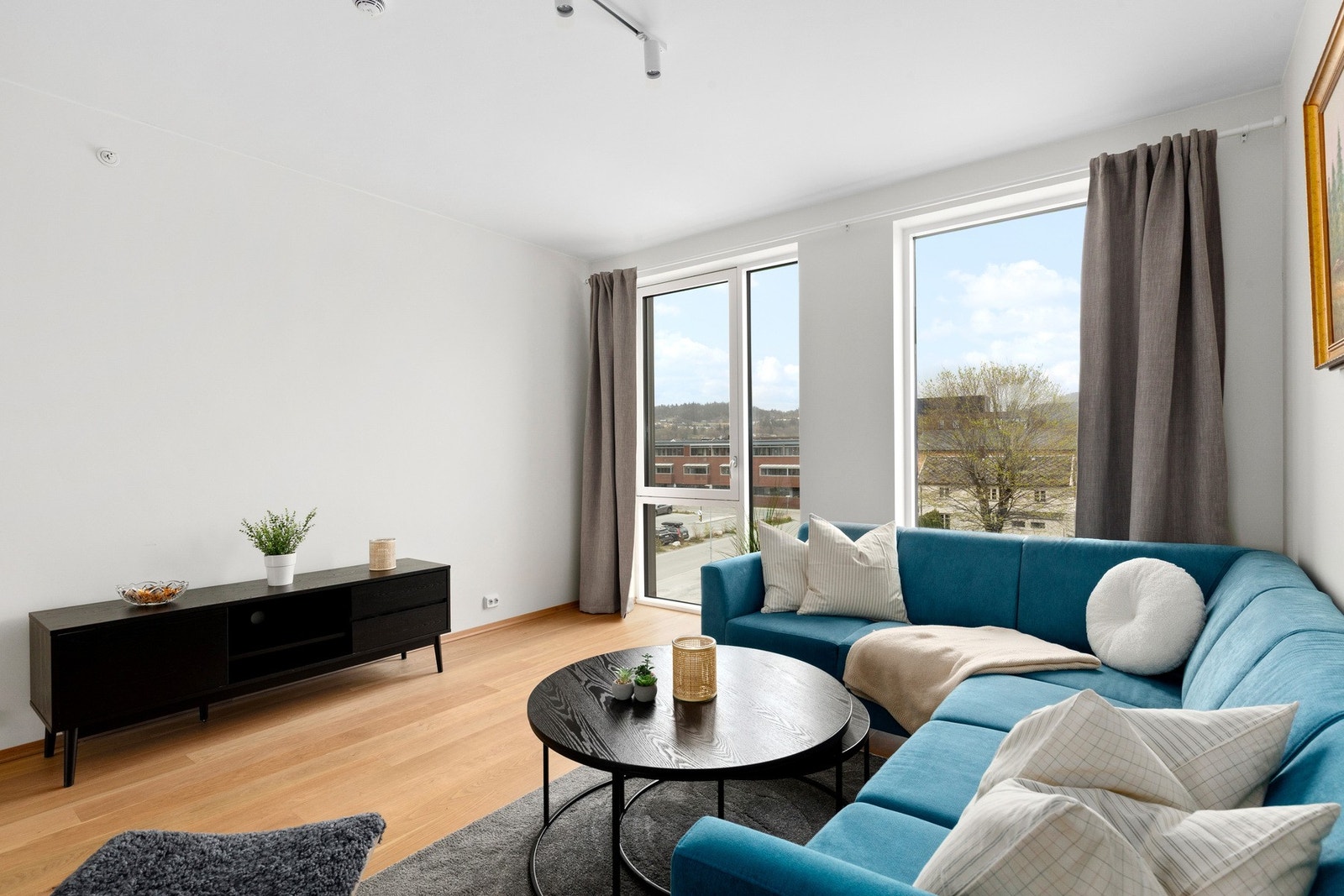 Egen parkeringsplass, bod og felles sykkelparkering i garasjeanlegg med bred nedkjøringsrampe. Galleribilde