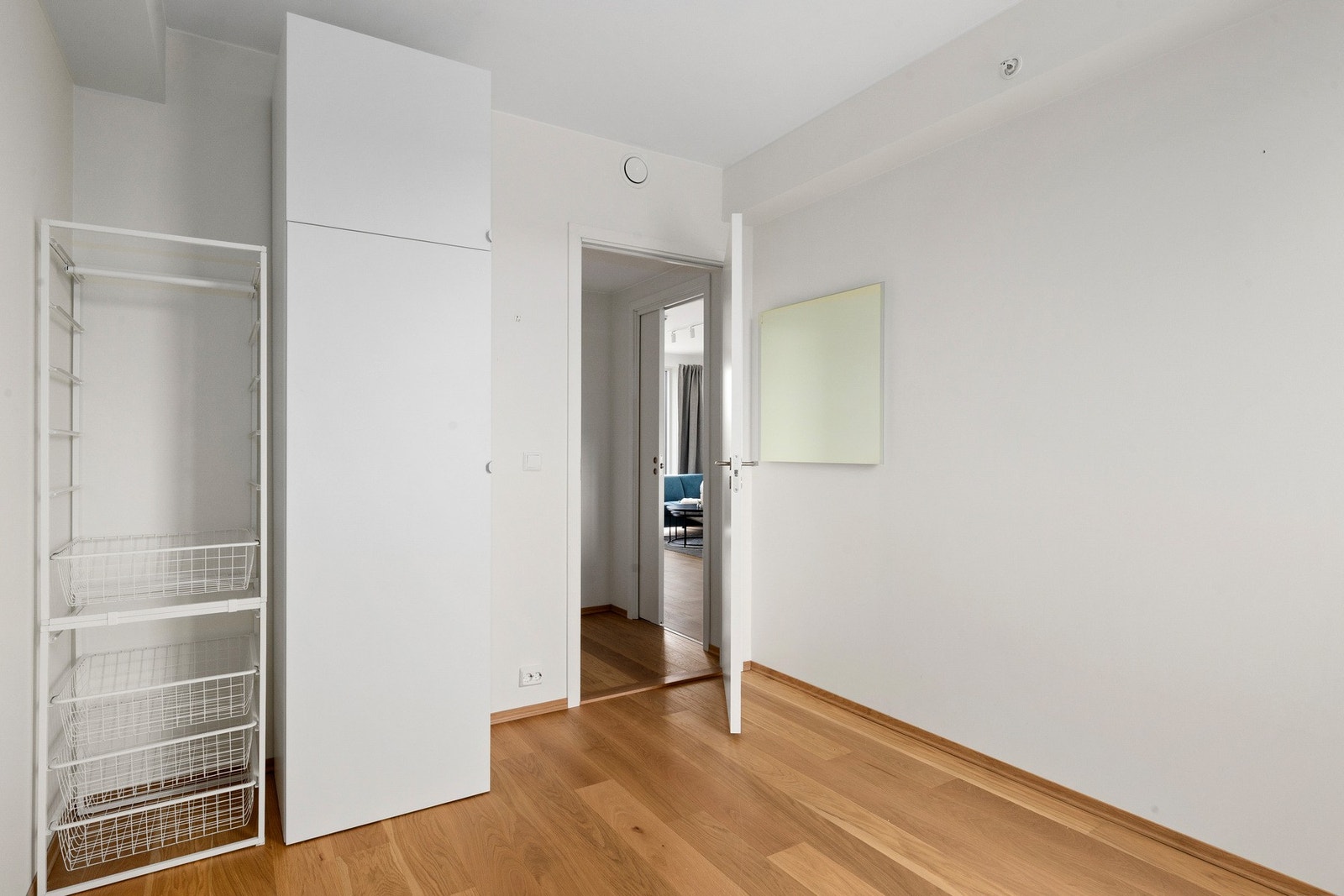 Det er parkett på gulv og malte overflater på vegger og i tak. Vannbåren varme på stue/kjøkken. Galleribilde