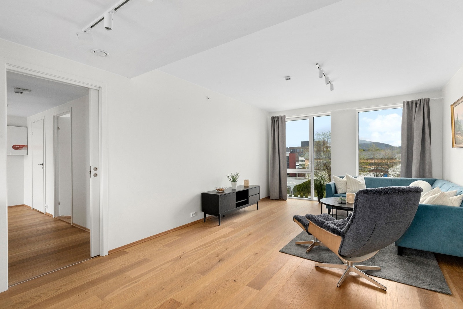 Leiligheten er på 80 kvm og rommer stue, kjøkken, 2 soverom, bod, baderom og romslig gang. Galleribilde