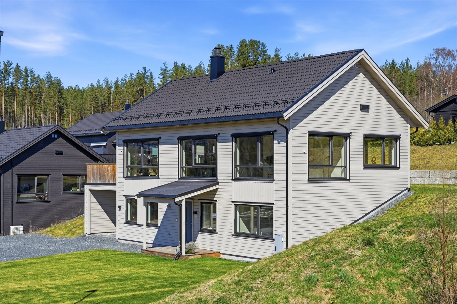 Både boligen og selve eiendommen er flott tilrettelagt for en barnefamilie. Området rundt er også fantastisk opparbeidet med aktivitetsmuligheter for barn. Galleribilde