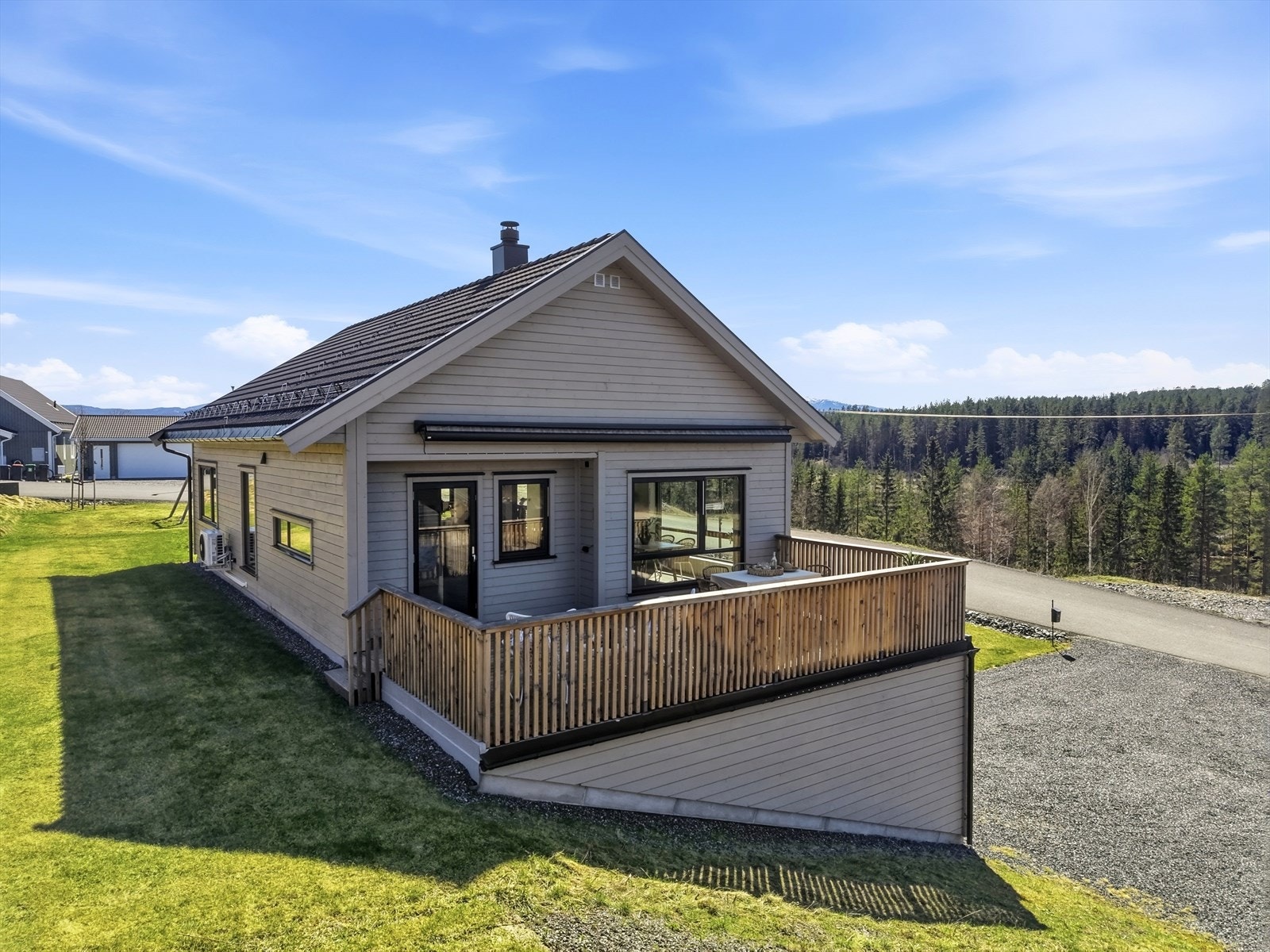 Også på baksiden av boligen er det hage med mulighet til å lage en egen oase. Galleribilde