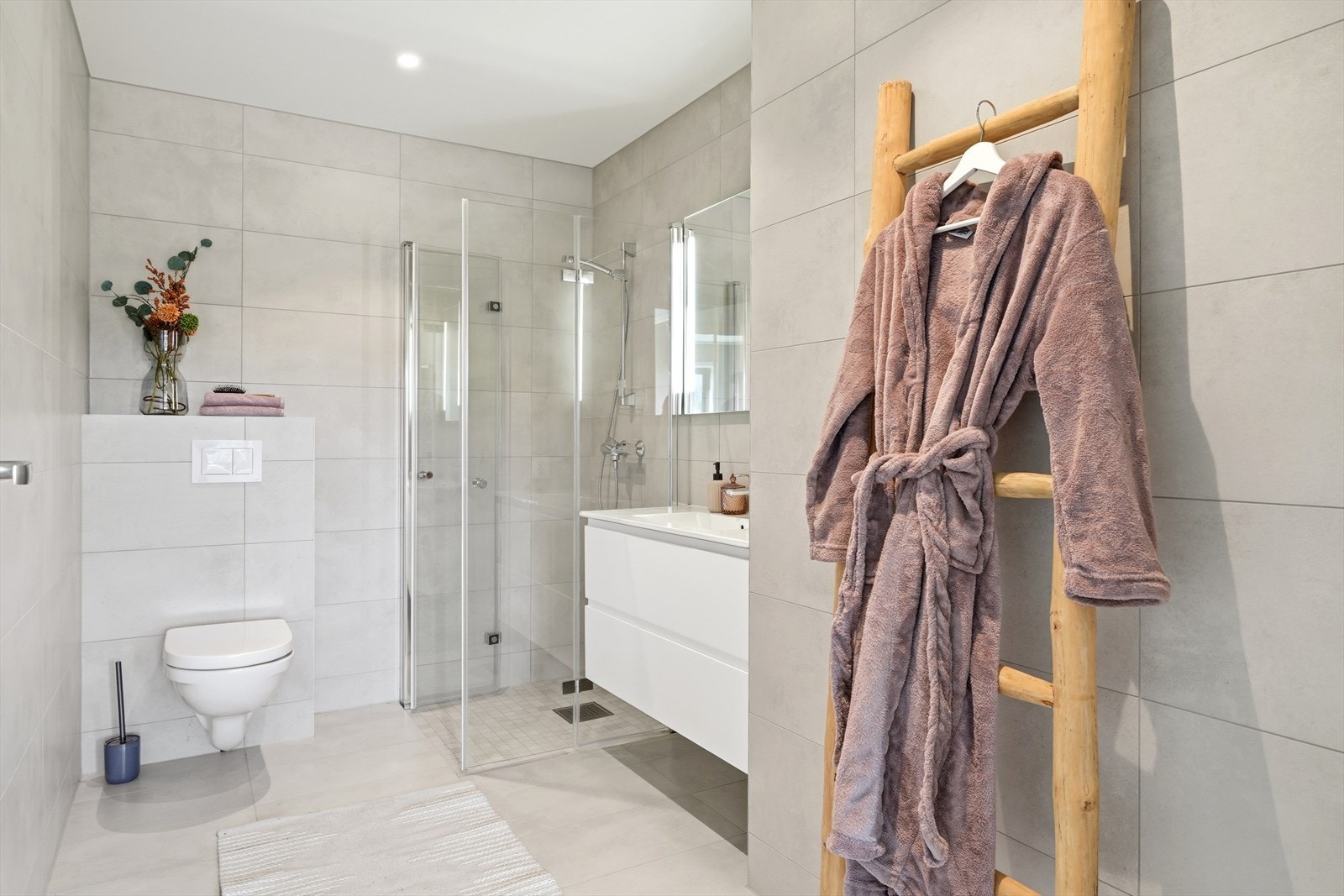 Badet tilhørende hovedsoverommet er flislagt på gulv og vegger, og det er elektrisk gulvvarme. Galleribilde