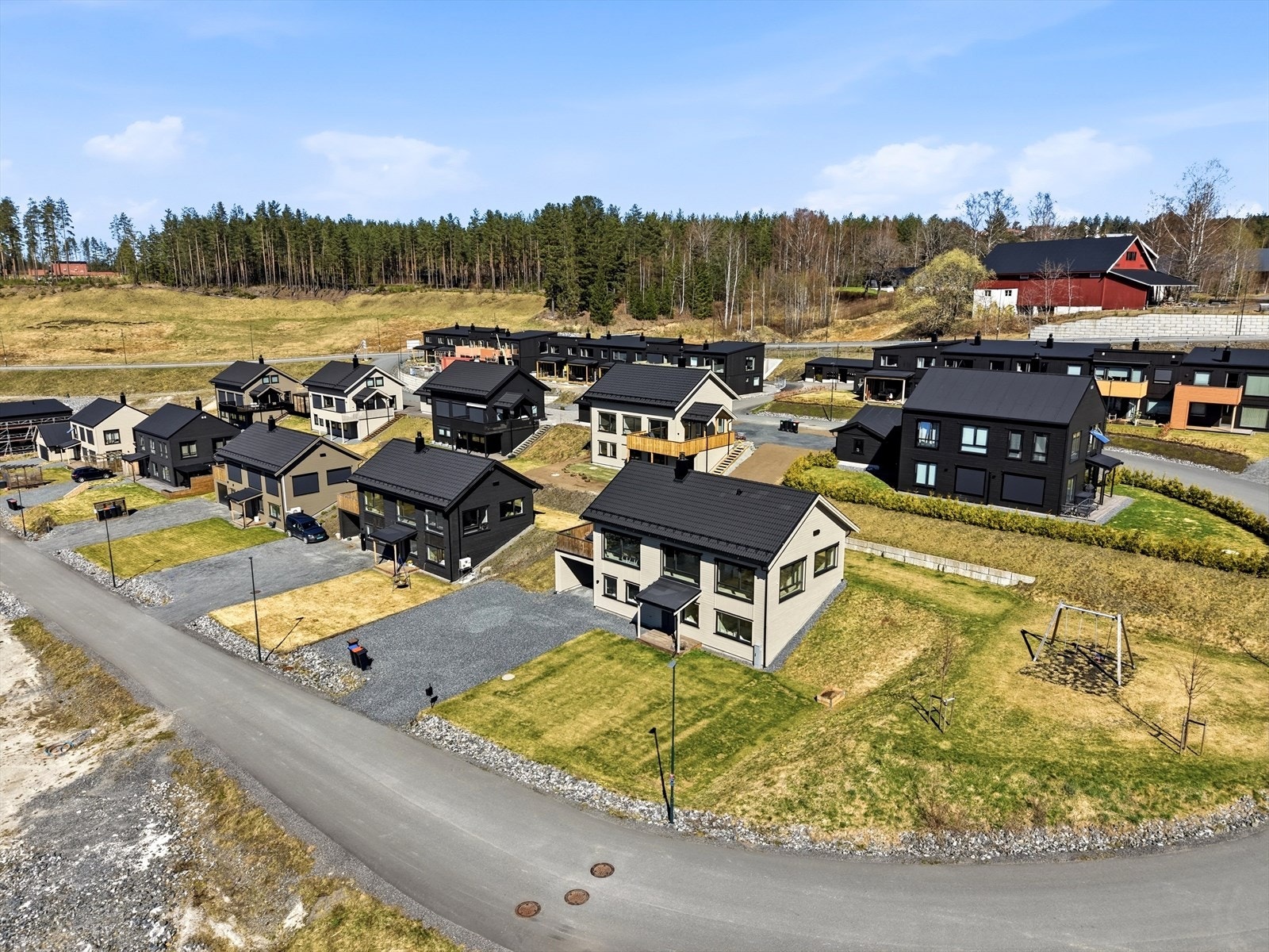 Boligen ligger flott til på enden av eiendomsrekka i det nyetablerte boligområde i Lågenlia. Galleribilde