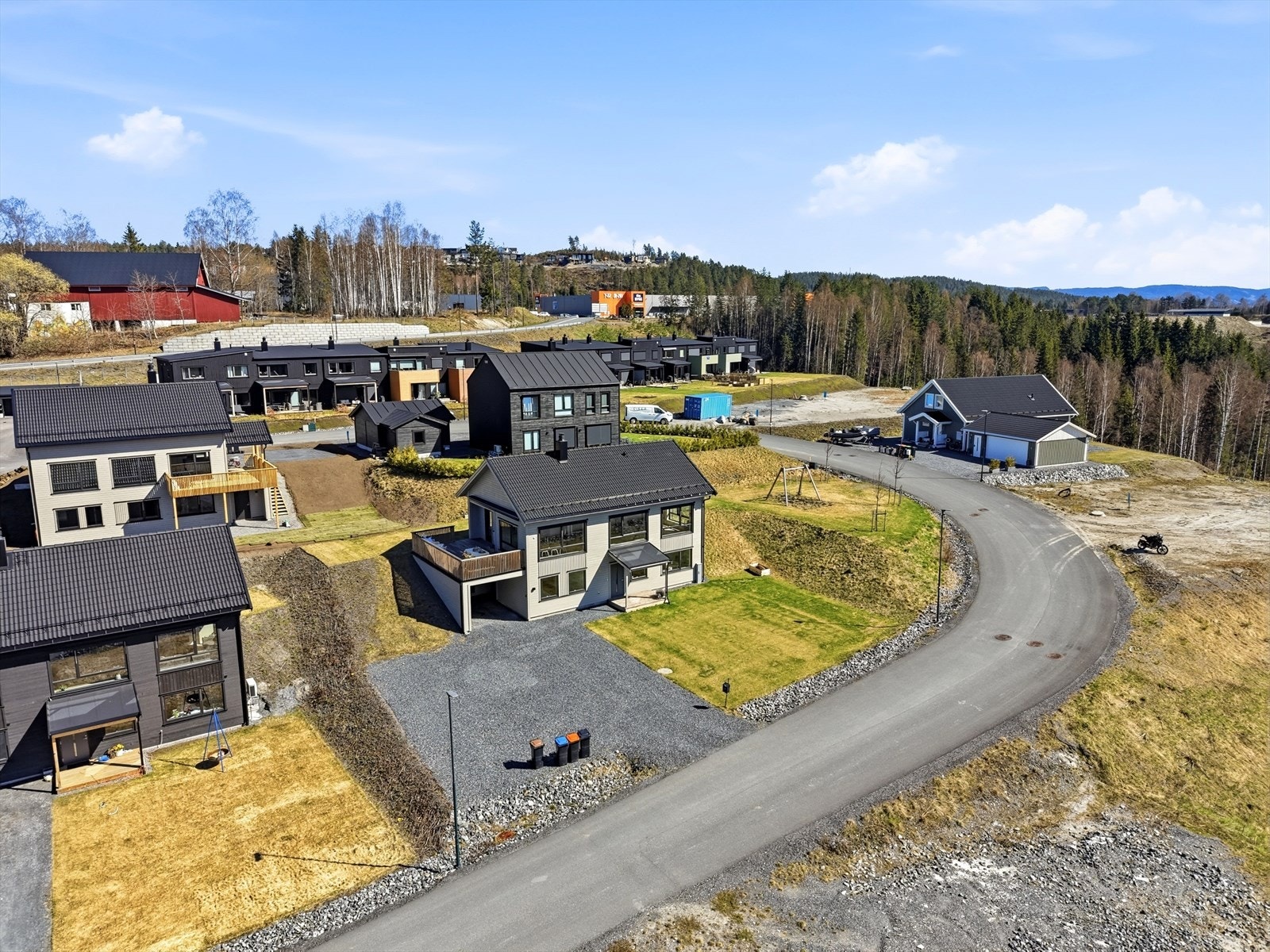 Det er carport i boligen samt stor, gruset gårdsplass for parkering. Galleribilde