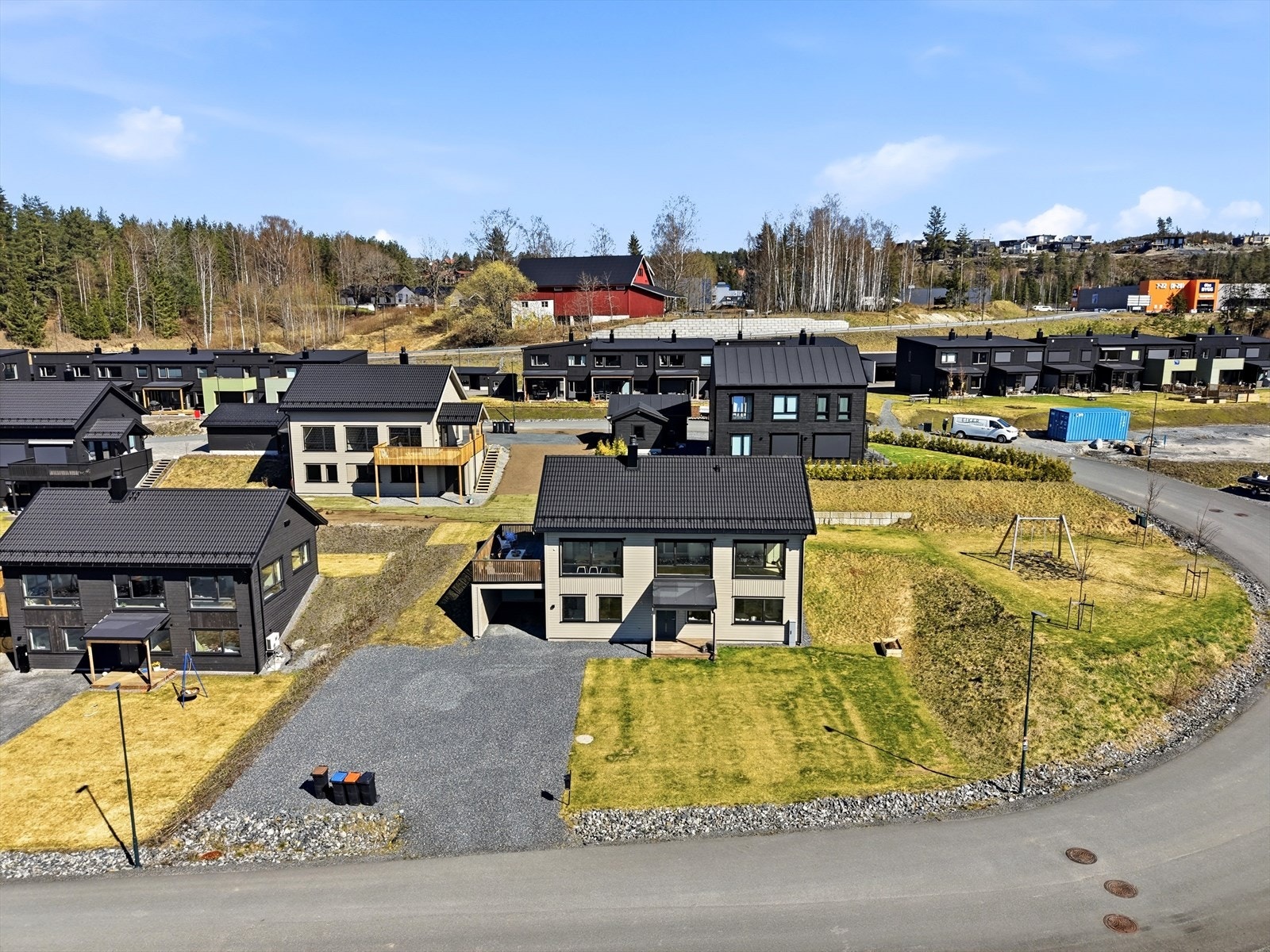 Området til høyre for eiendommen er regulering til lekeplass og er opparbeidet med huskestativ. Galleribilde