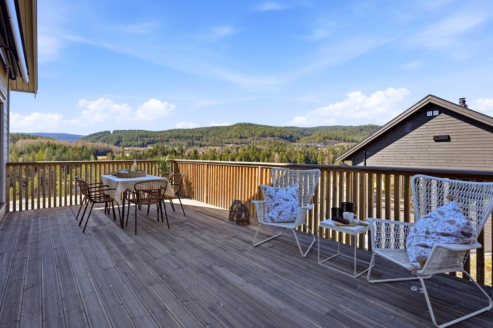 Utenfor kjøkkenet er det stor terrasse på ca. 27 kvm. Terrassen vender mot nordvest og har en fantastisk solgang. Galleribilde