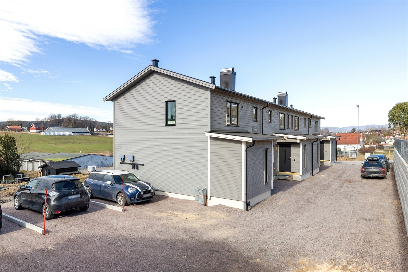 Boligen er en enderekkeleilighet som strekker seg over tre plan. Galleribilde