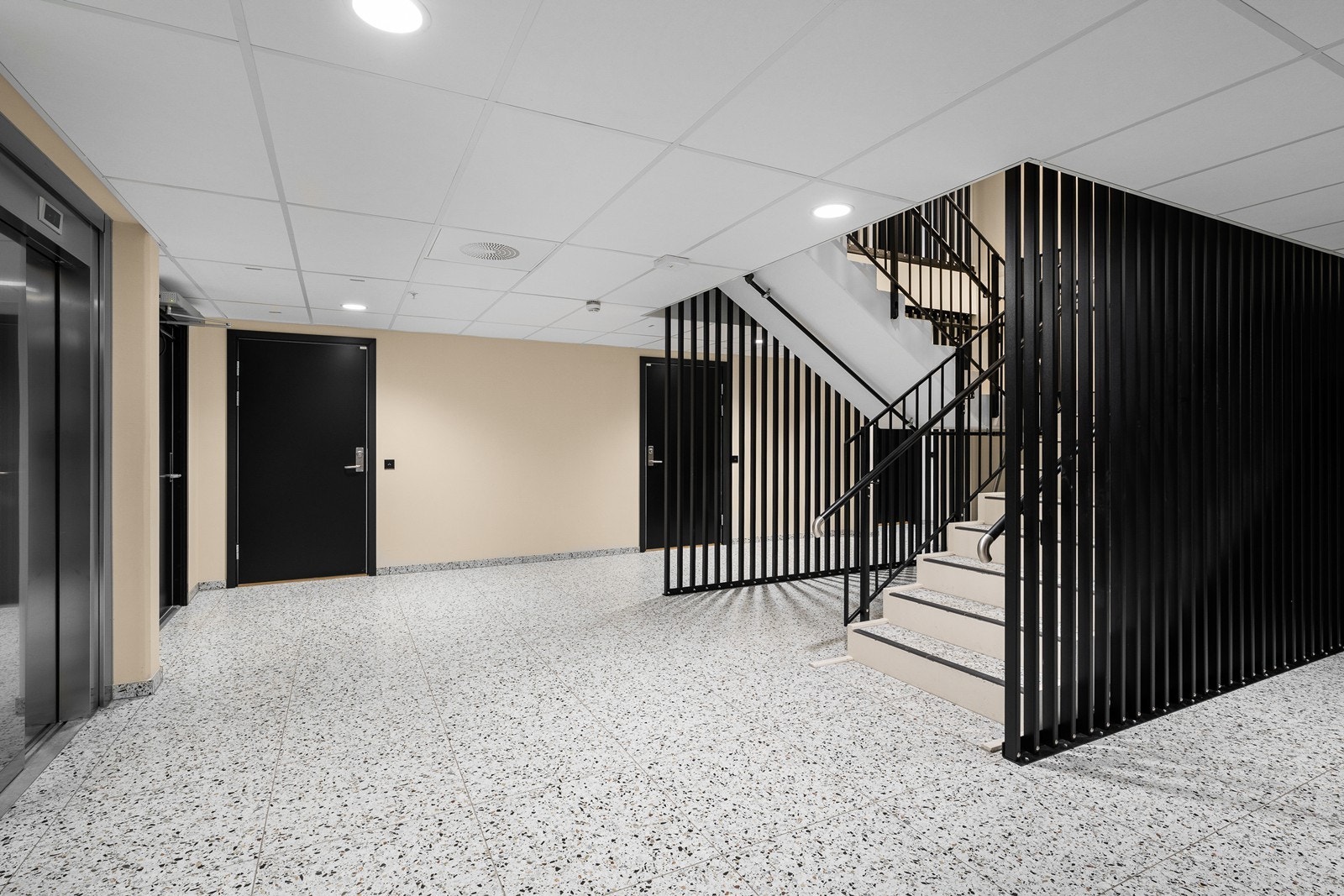 Trappegang med terrazzo-gulv gir et solid og slitesterkt inngangsparti. Galleribilde