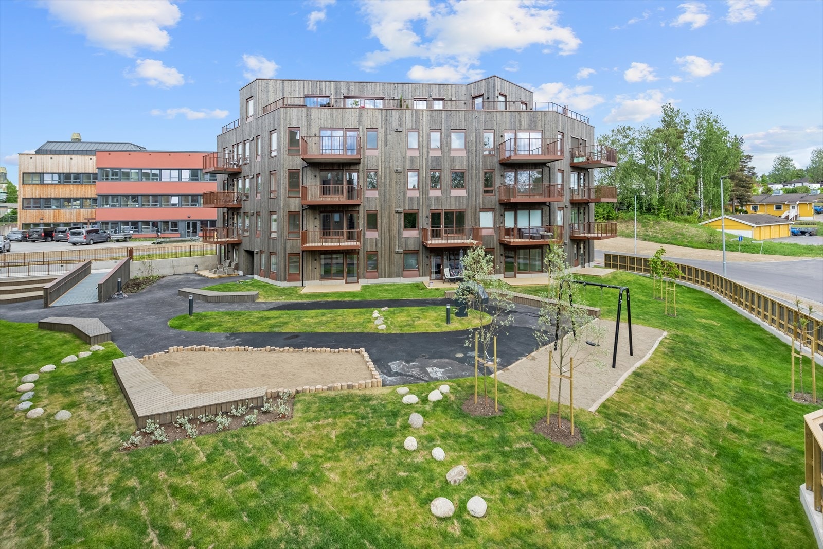 Fellesområdet inkluderer lekeplass og grøntarealer, ideelt for både rekreasjon og sosiale aktiviteter. Galleribilde