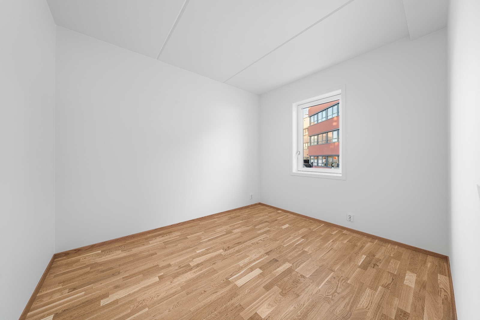 Parkettgulv og malt gips på veggene gir et rent og moderne uttrykk. Galleribilde