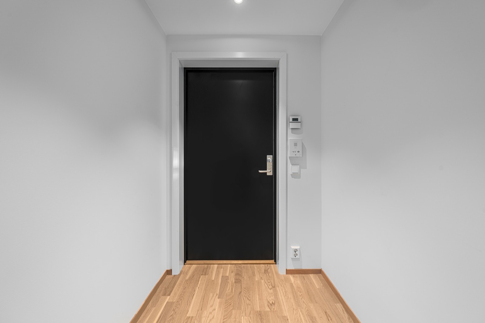 Parkettgulv og malte vegger gir en lys og moderne entré. Galleribilde