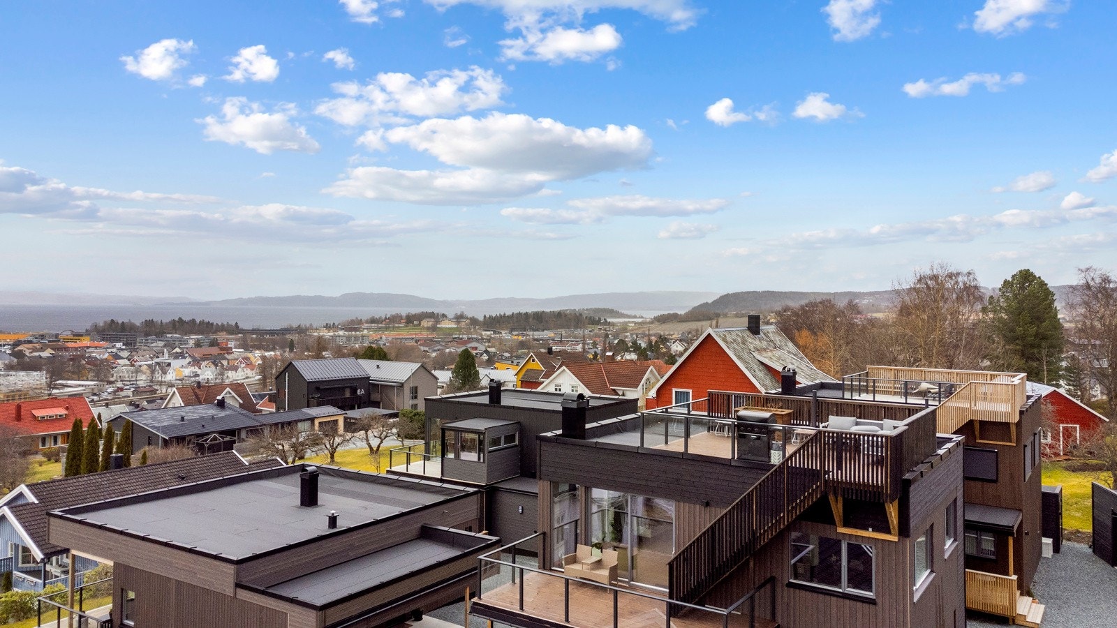 Boligen ligger kun minutters gange fra Levanger sentrum og alle servicefasiliteter. Galleribilde