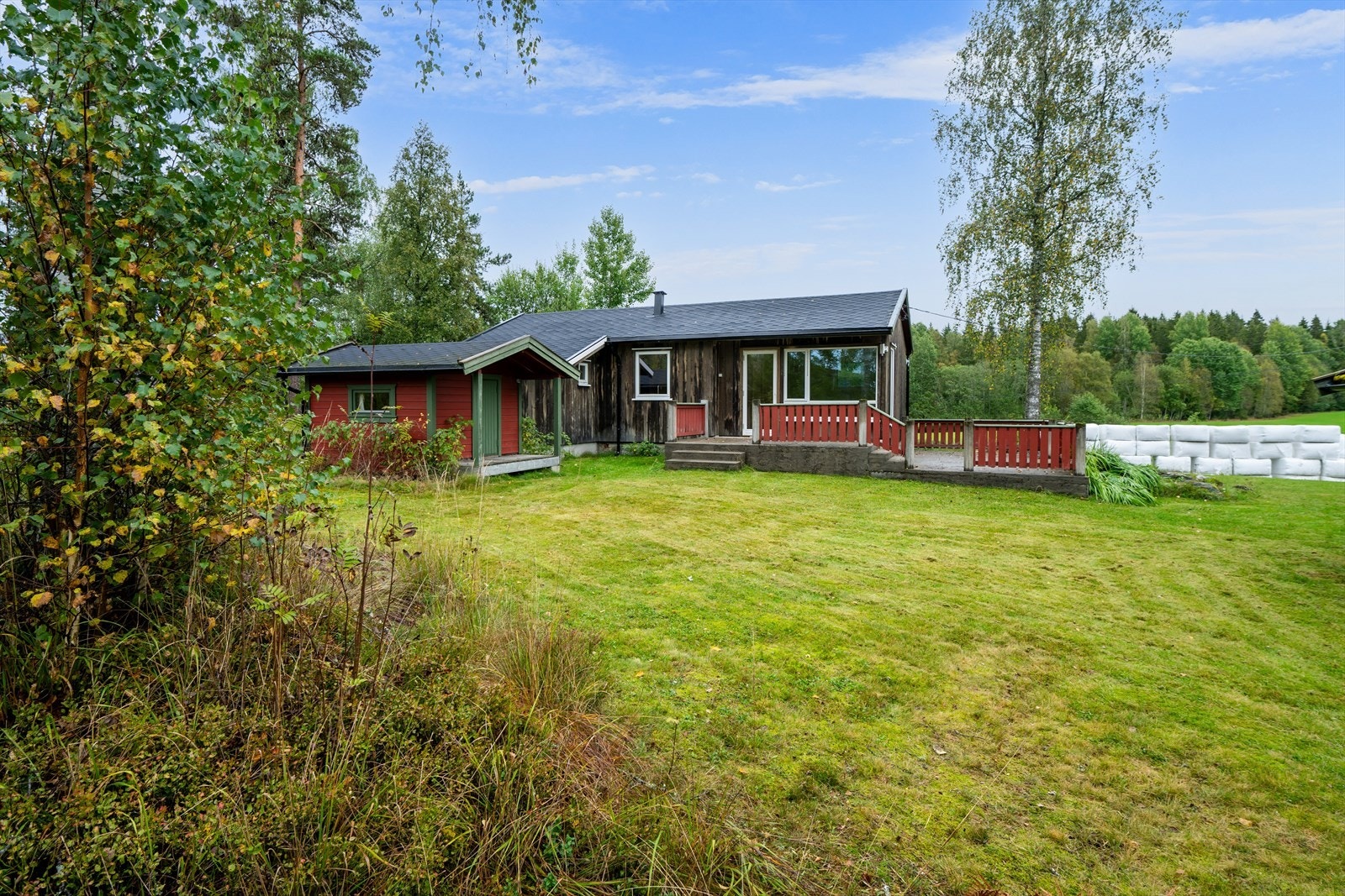 Tomten er opparbeidet med plenareal og diverse beplantning. Galleribilde