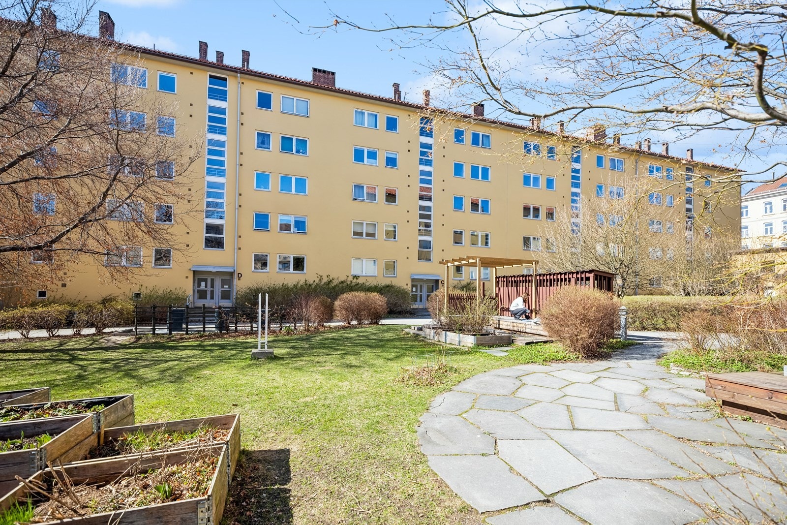 Felles bakgård med mange hyggelige sitteplasser. Galleribilde