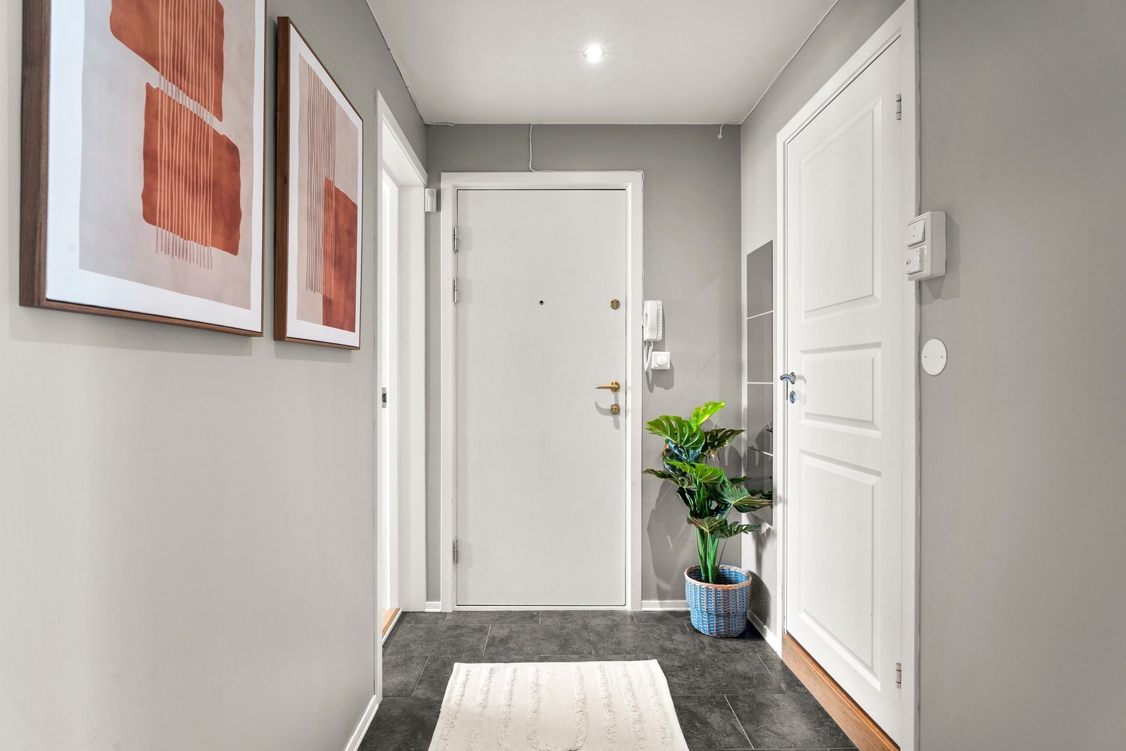 Du ønskes velkommen inn i en hyggelig entré med praktiske fliser i gulv, og pen downlightsbelysning i tak. Galleribilde