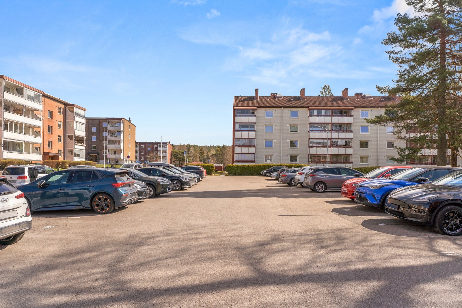 Borettslaget har 79 parkeringsplasser for leie etter venteliste. Ifølge styreleder får man som regel plass ved henvendelse. Galleribilde