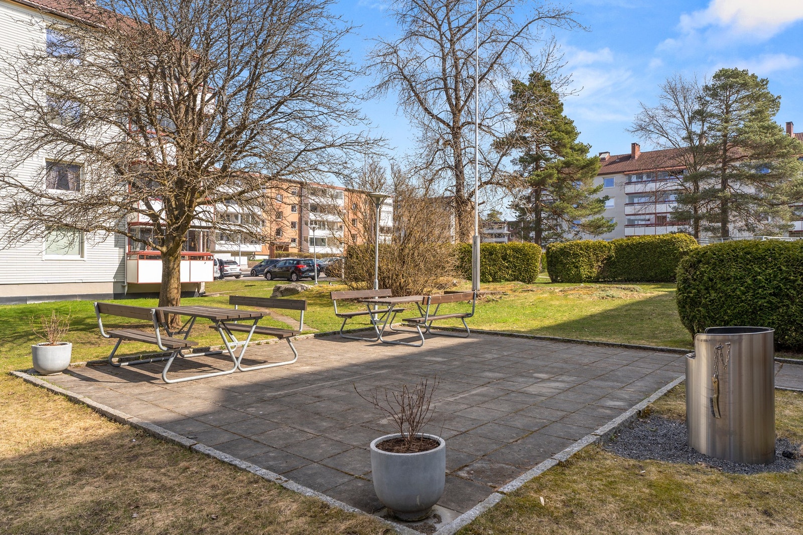 Borettslaget har lagt tilrette forbåde grill og flere sittegrupper. Galleribilde