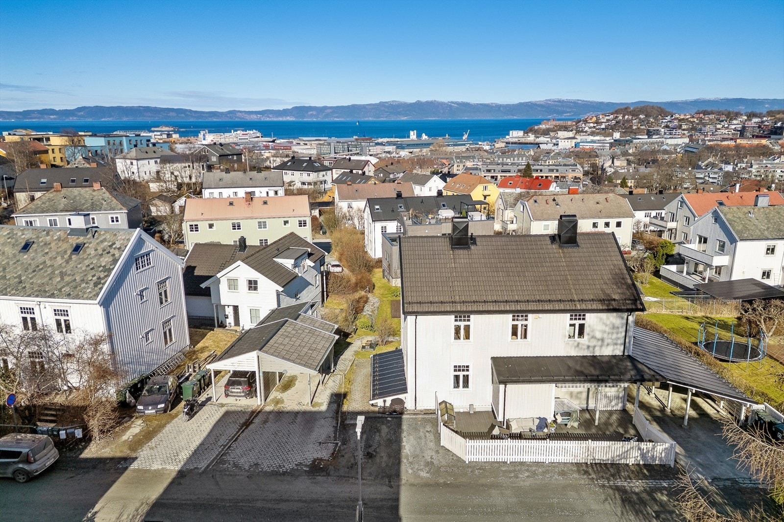 Boligen har god plass til flere biler i carport og på oppstillingsplass. Galleribilde