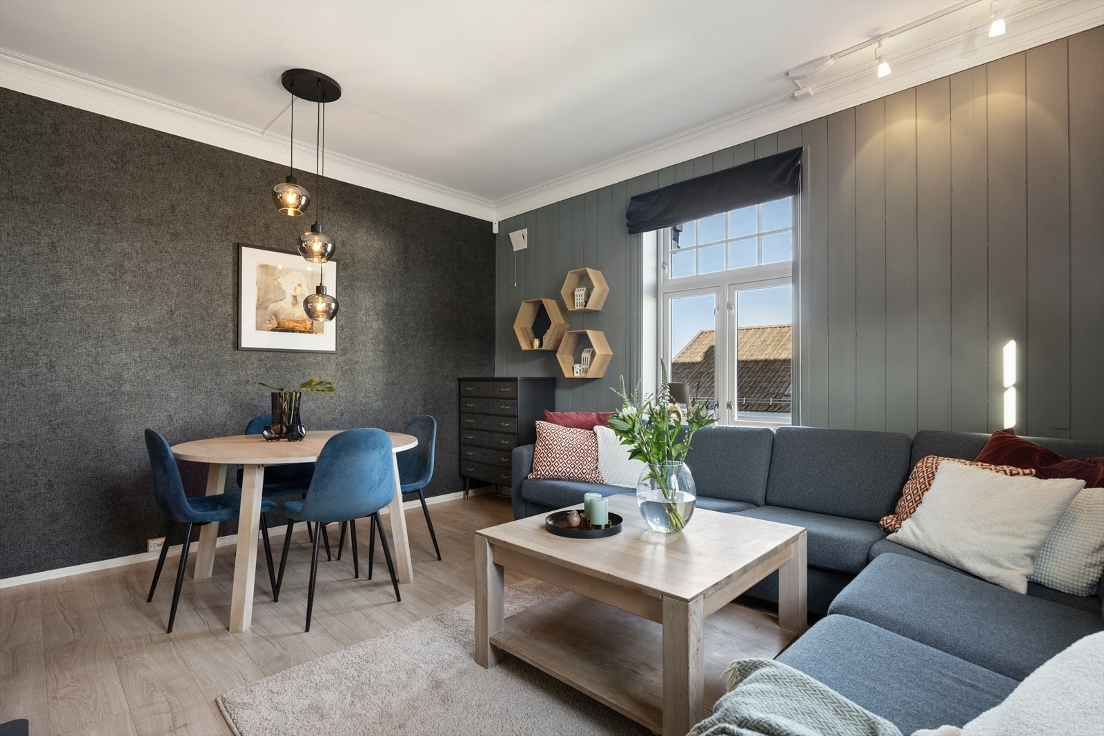 Stuen har god plass til både sofagruppe og spisebord, og er et naturlig samlingspunkt for familien. Galleribilde
