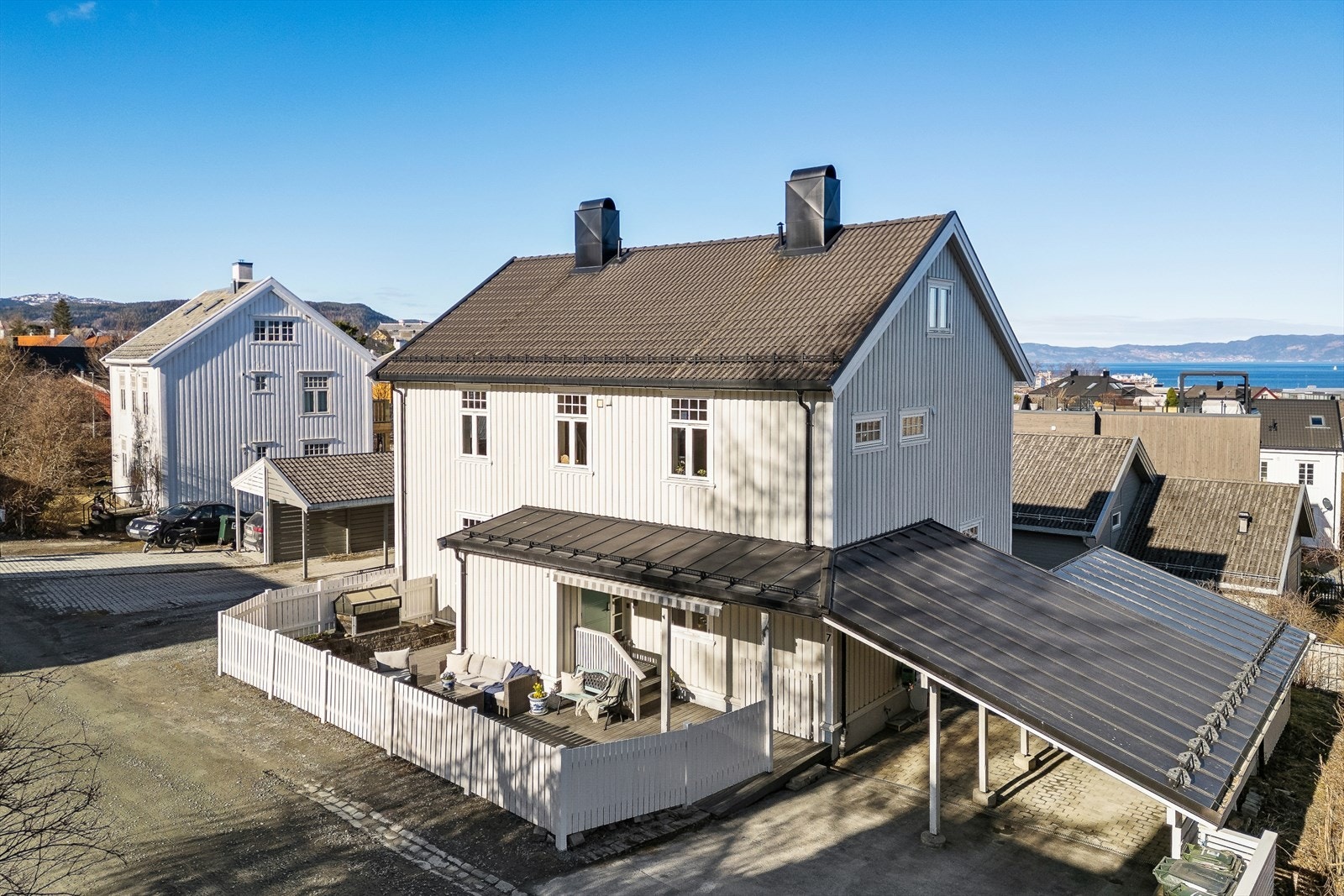Eiendommen ligger i et etablert og populært boligområde på Rosenborg, med en pent opparbeidet tomt og egen carport. Galleribilde