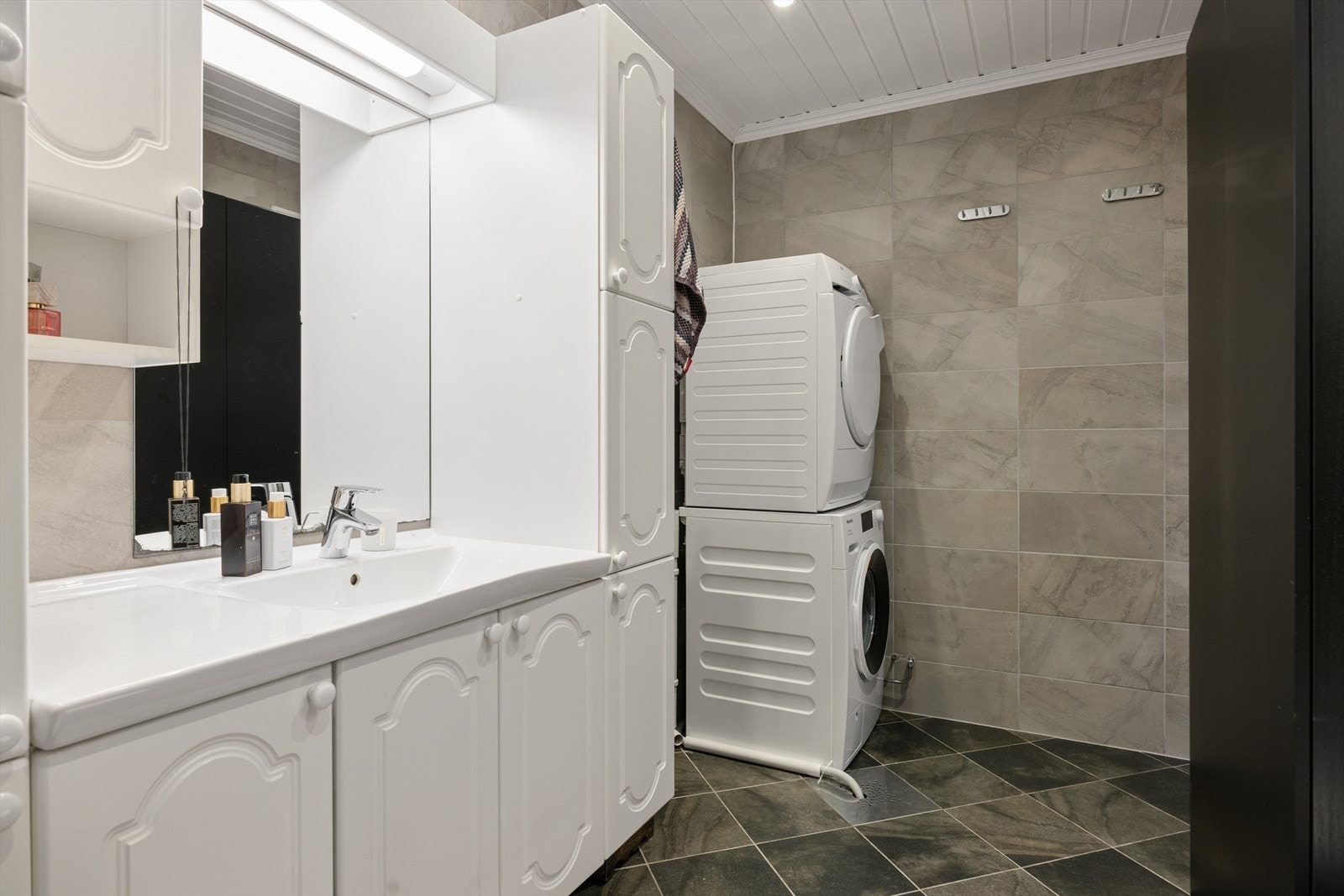 Badet i første etasje ble oppgradert i 2006 og har flislagte overflater. Her er det opplegg for vaskemaskin. Galleribilde