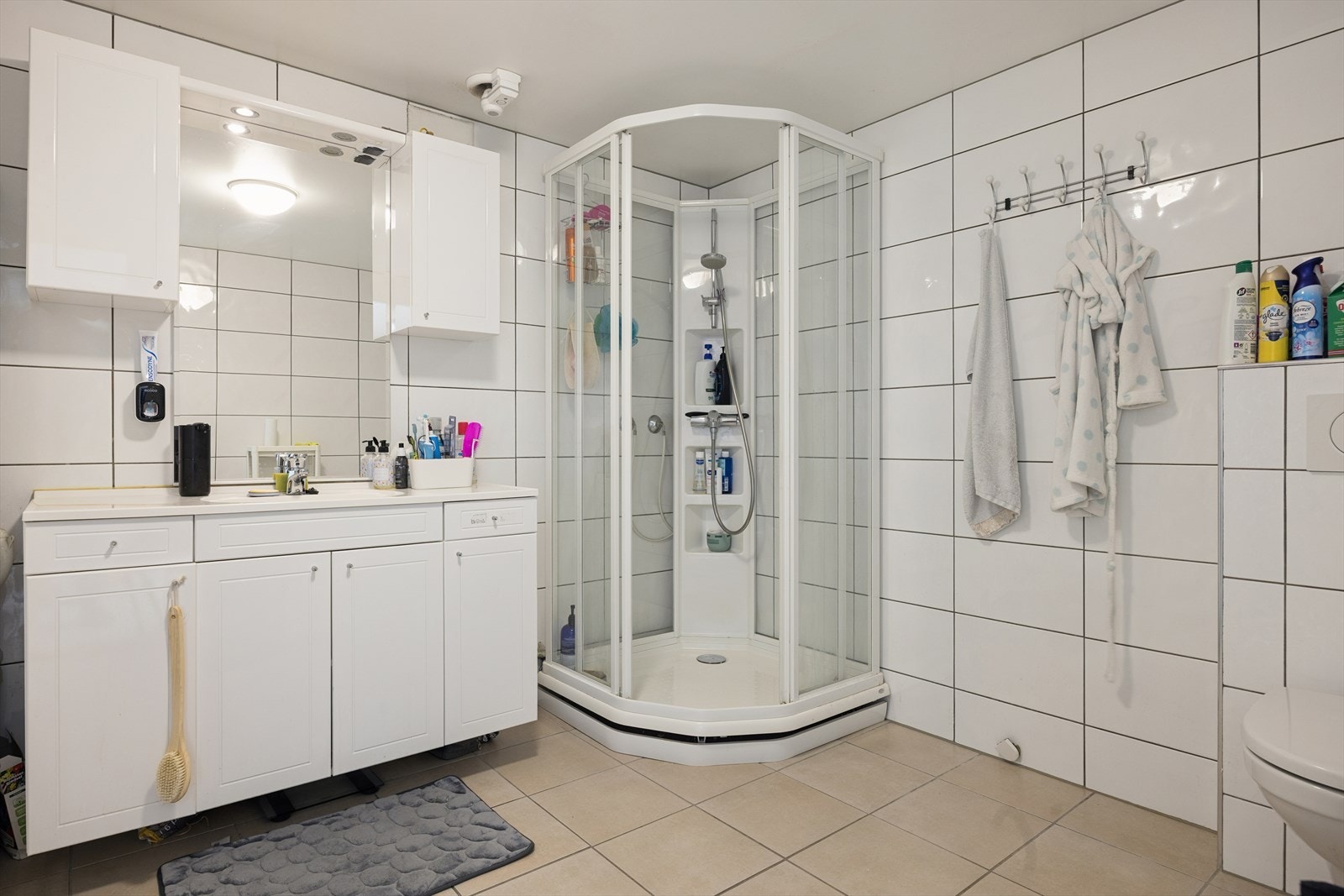 Badet ble etablert i 2013 og har flislagte overflater, dusjkabinett og opplegg for vaskemaskin. Galleribilde