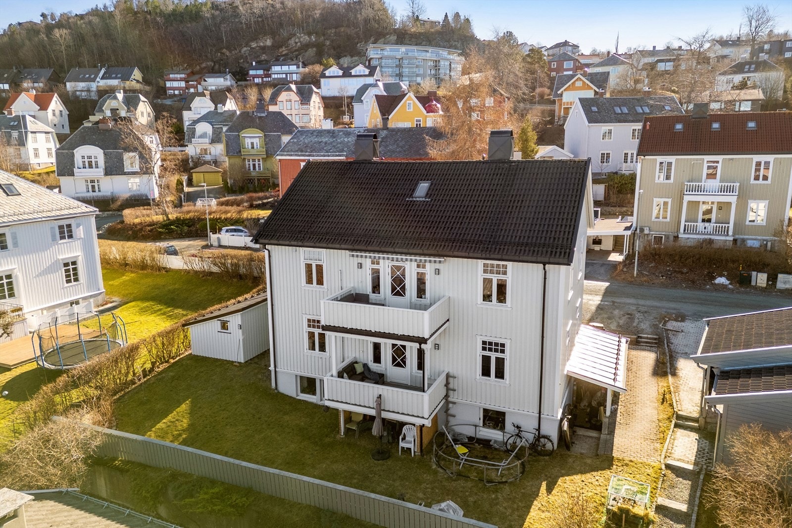Velholdt halvpart av tomannsbolig med vesentlige oppgraderinger. Taket ble byttet i 2014, og fasaden ble etterisolert og kledd om i 2015/16. Galleribilde