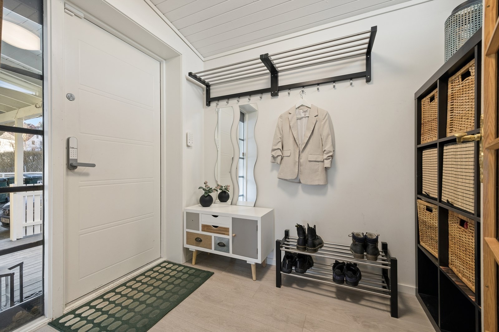 Inngangspartiet til hovedenheten gir et godt førsteinntrykk, med plass til oppbevaring av yttertøy og sko. Galleribilde