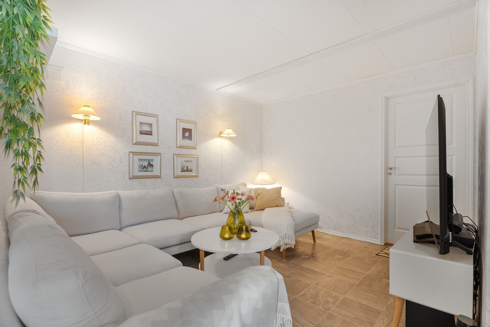 Stuen har god plass til sofagruppe og tv-møblement - det er installert varmekabler i gulvet som bidrar til en jevn romtemperatur Galleribilde