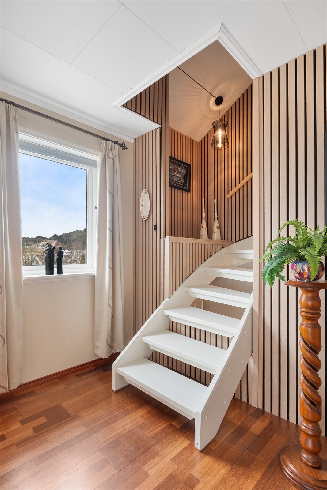 Fra stuen i 1. etasje er det trapp opp til stort loft med gode muligheter Galleribilde