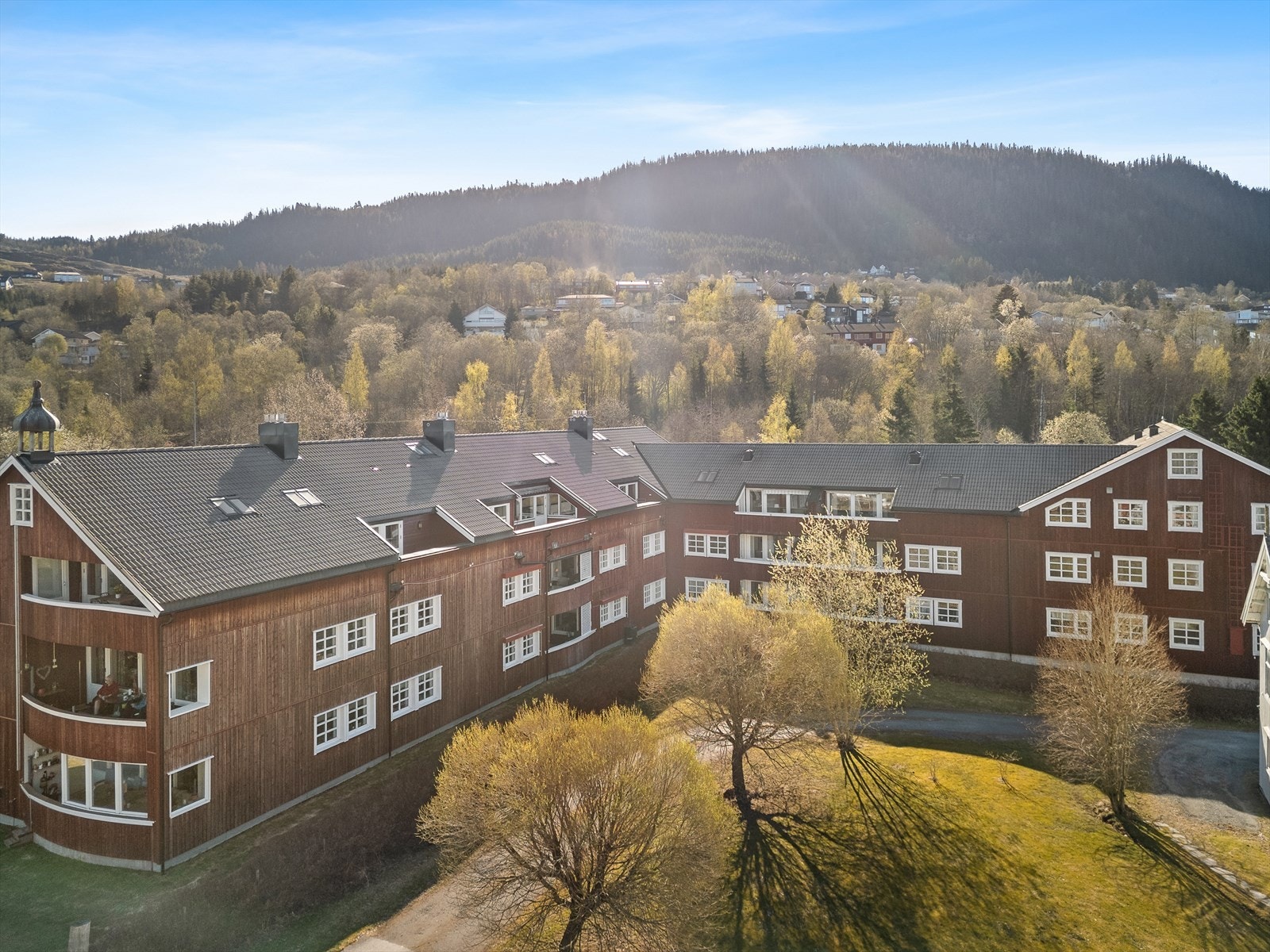 Hov gård er et veldrevet og fint sameie. Tilbaketrukket fra Orkdalsveien, men likevel sentralt. Kort gange til sentrum av Orkanger samt Coop Extra og busstopp like i nærheten. Galleribilde