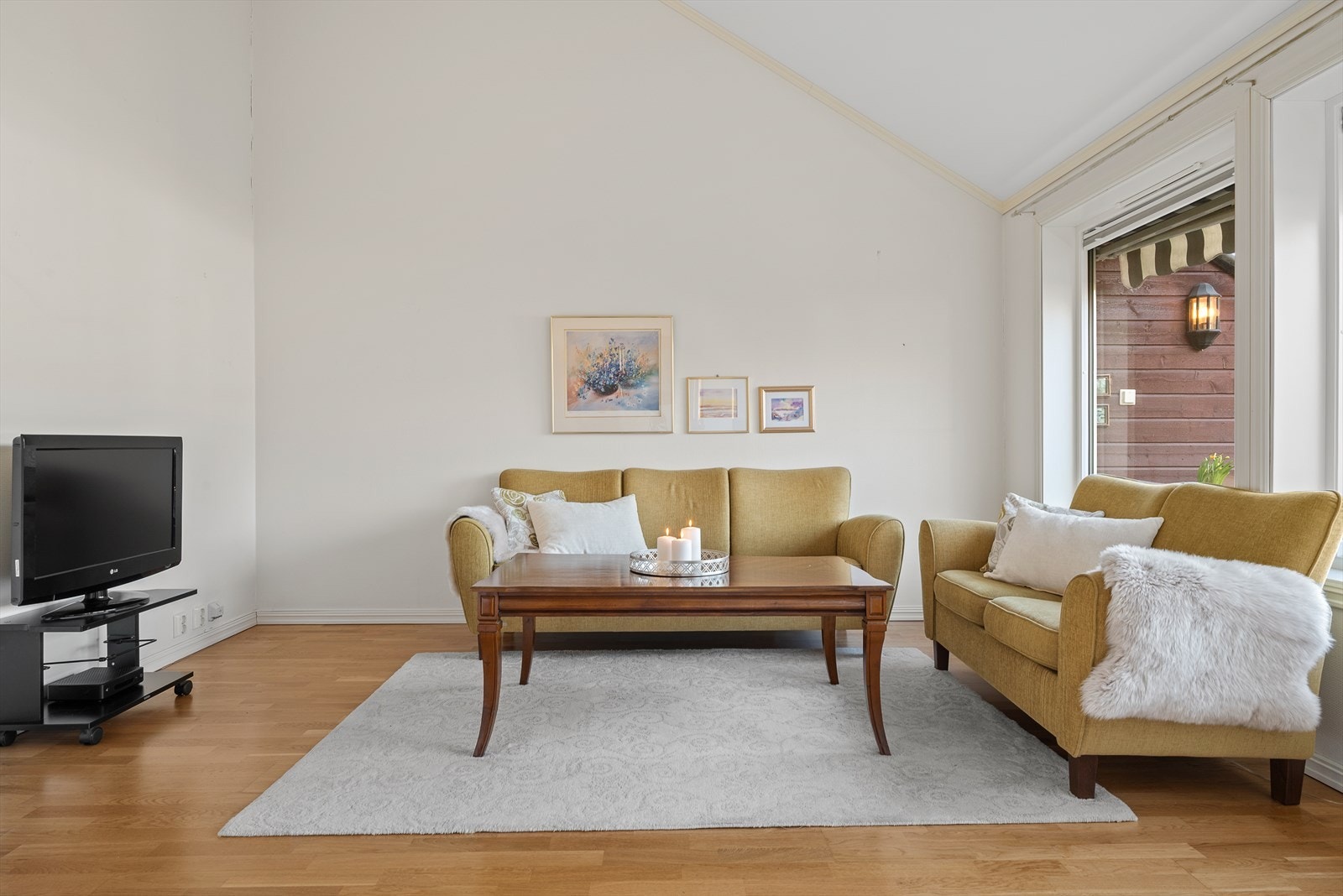 Det er god plass til sofagruppe på stuen. Galleribilde