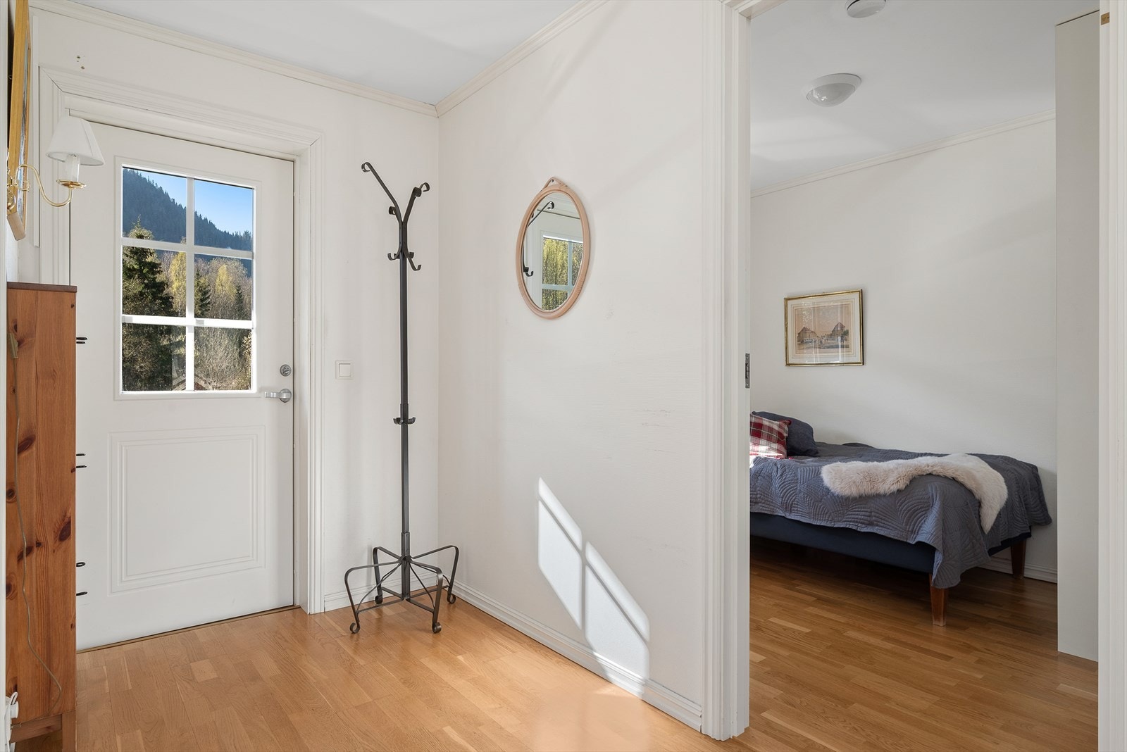 En lysmalt entré ønsker deg velkommen inn i leiligheten. Galleribilde