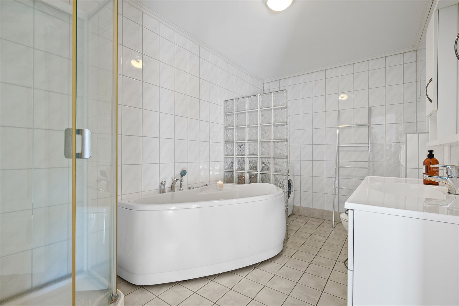 Badet ligger praktisk plassert ved soverommene. Galleribilde