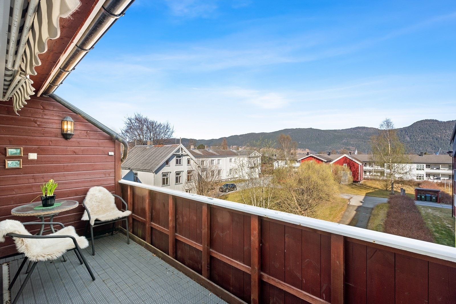 Veranda med utgang fra stua. Denne er vestvendt, så her har man kveldssola rett inn. Morgensolen kan man nyte på inngangssiden, i svalgangen. Galleribilde