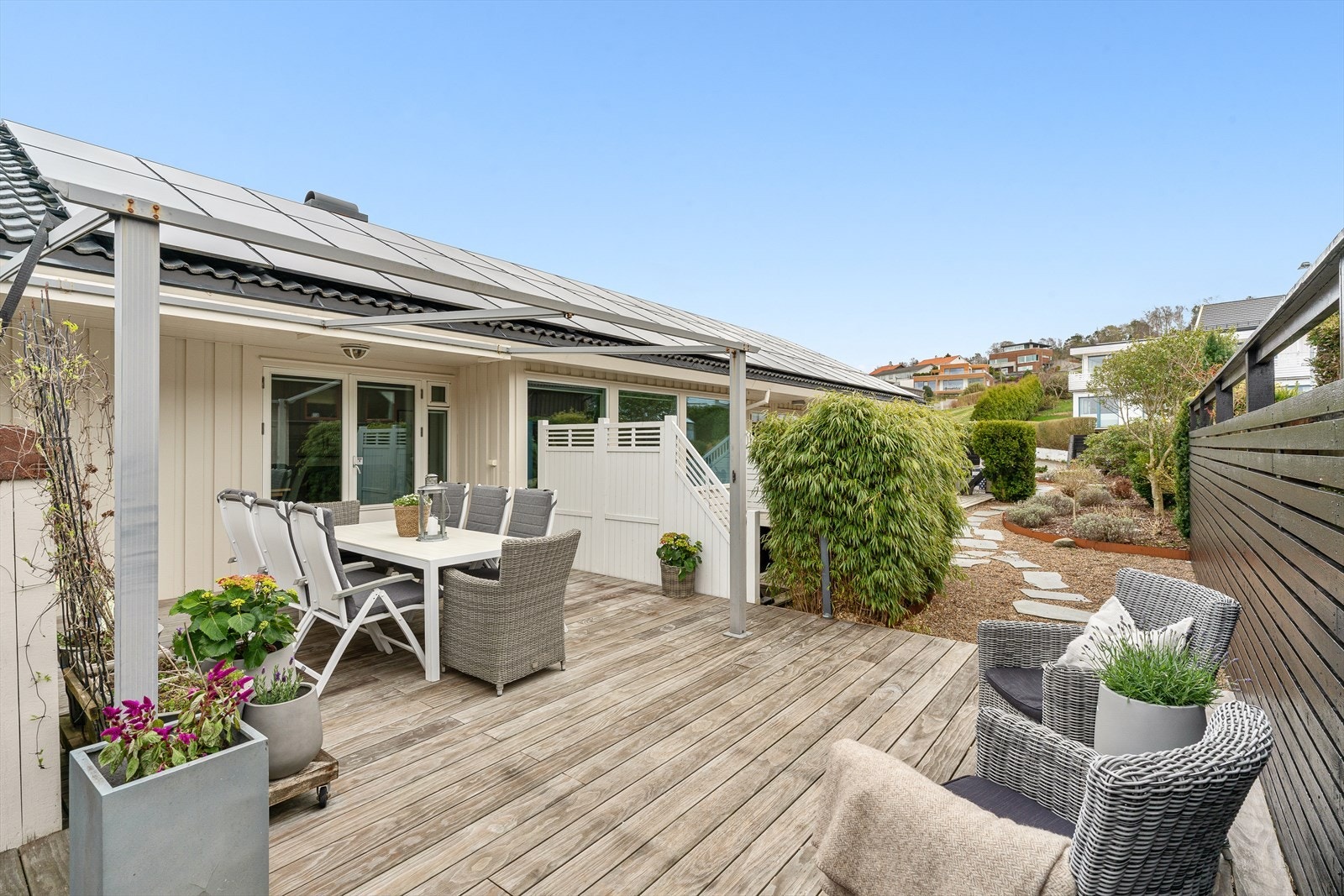 Stor og solrik terrasse med direkte utgang fra boligen og fin overgang til hagen. Galleribilde