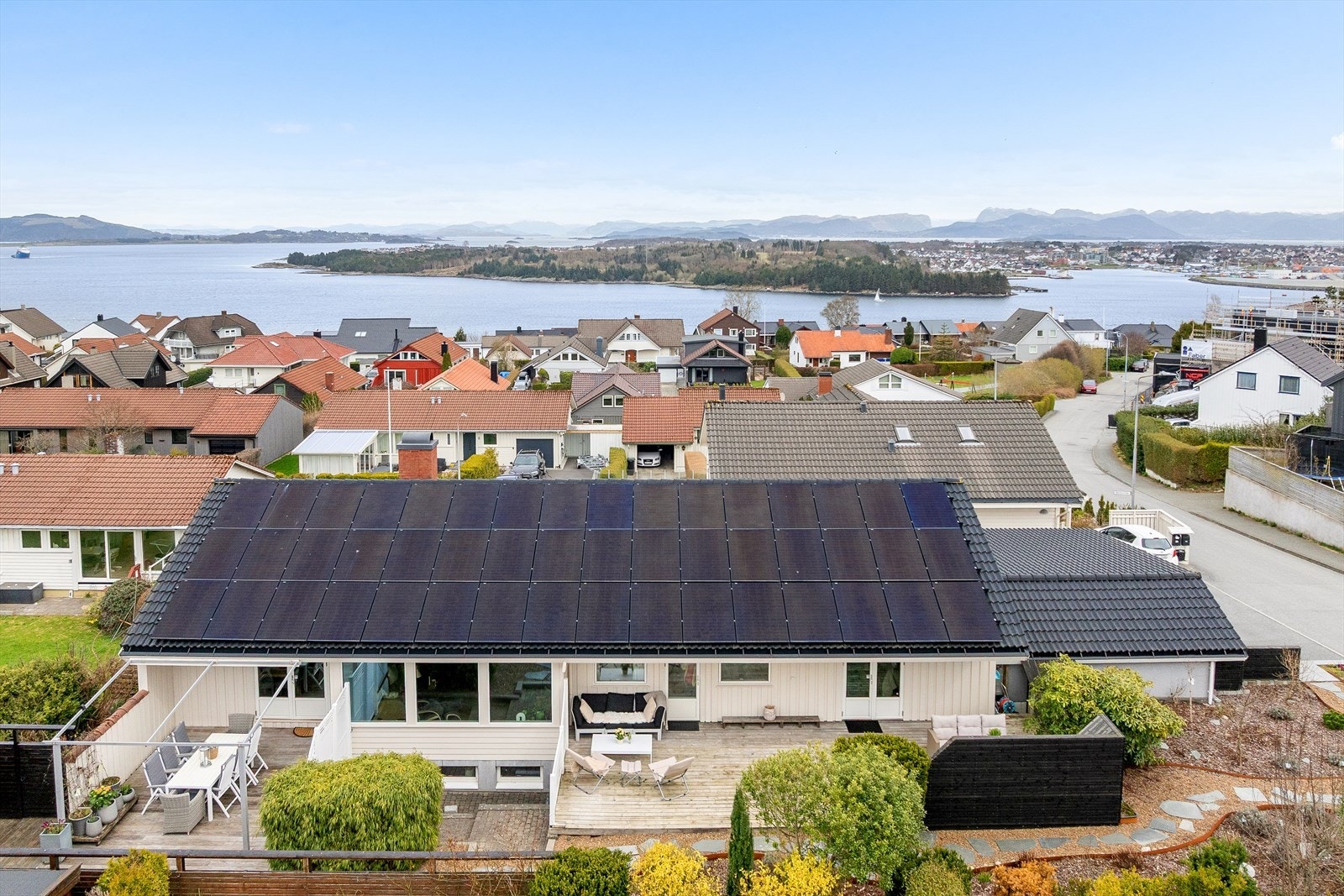 En attraktiv og naturskjønn beliggenhet med gode kvaliteter i nærområdet. Solcellepanel på tak som har generert rundt 16500kWh i snitt per år siste 3 årene Galleribilde