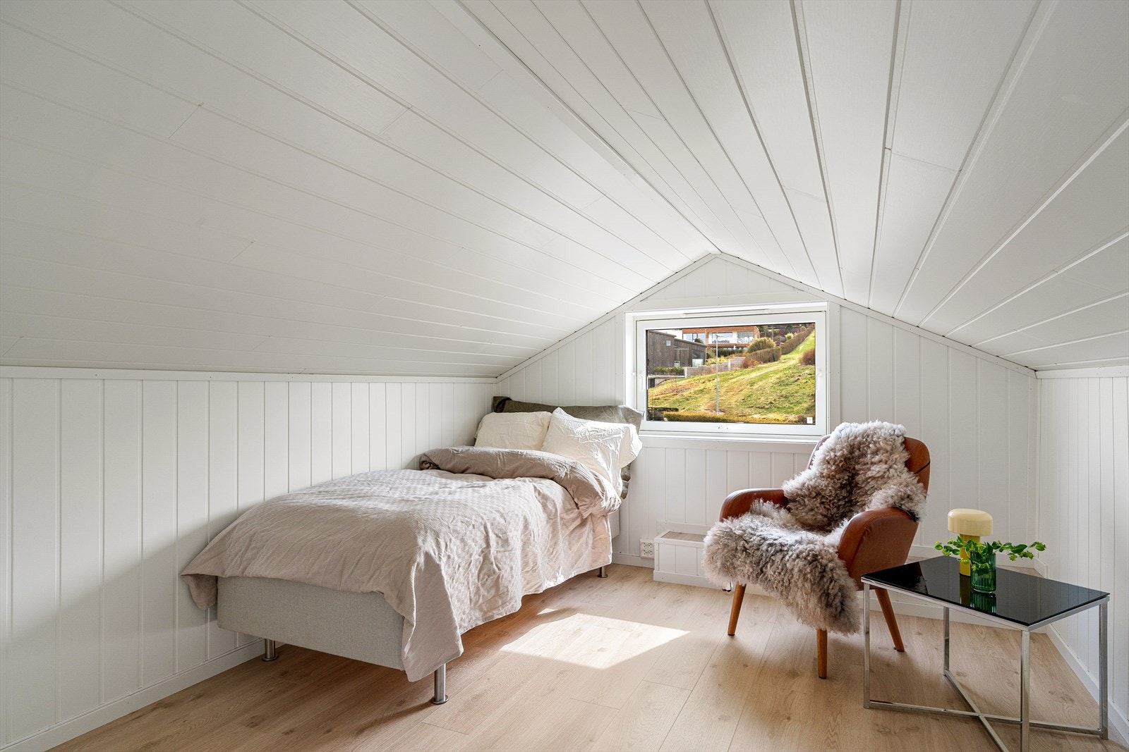 Lunt loftsrom med skråtak. Galleribilde