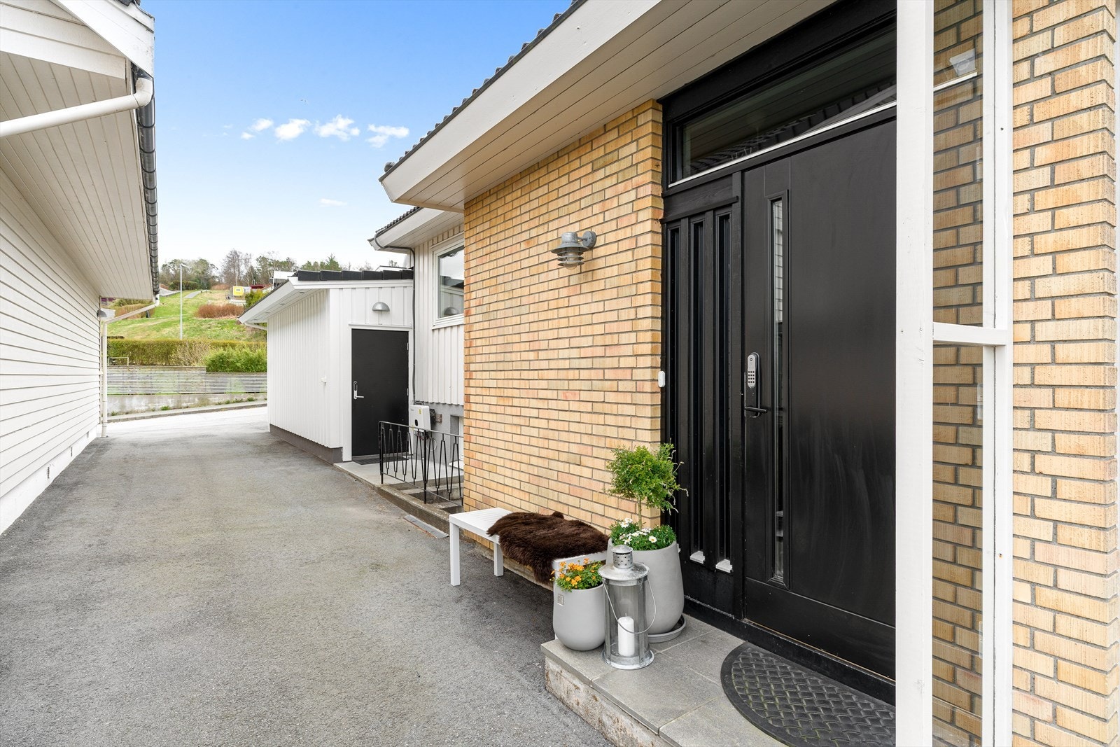 Innbydende inngangsparti med pent opparbeidet område og god førsteinntrykk. Galleribilde