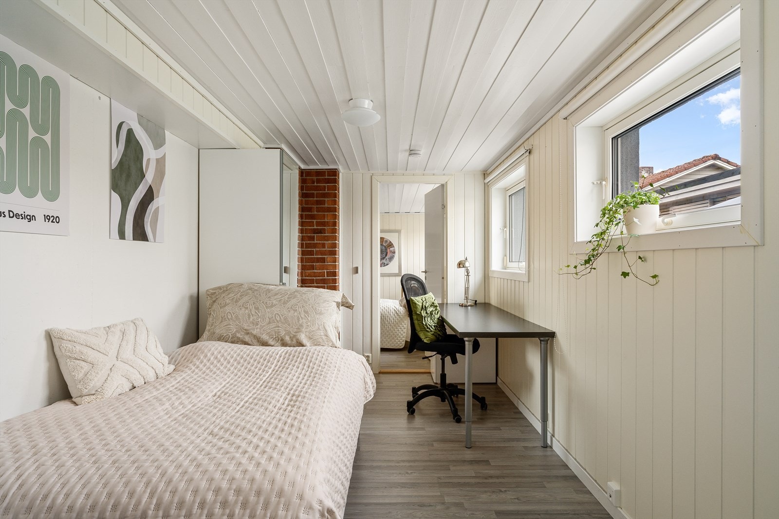 Praktisk rom med fleksibel bruk, ideelt som gjesterom, kontor eller ungdomsrom. Galleribilde