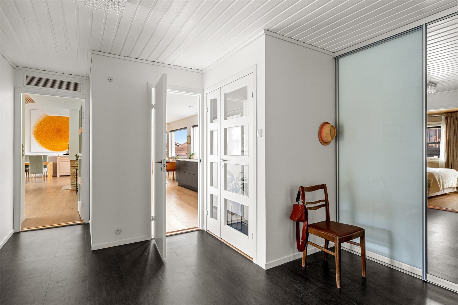 Innbydende entré med skyvedørsgarderobe og god flyt videre inn i boligen. Galleribilde