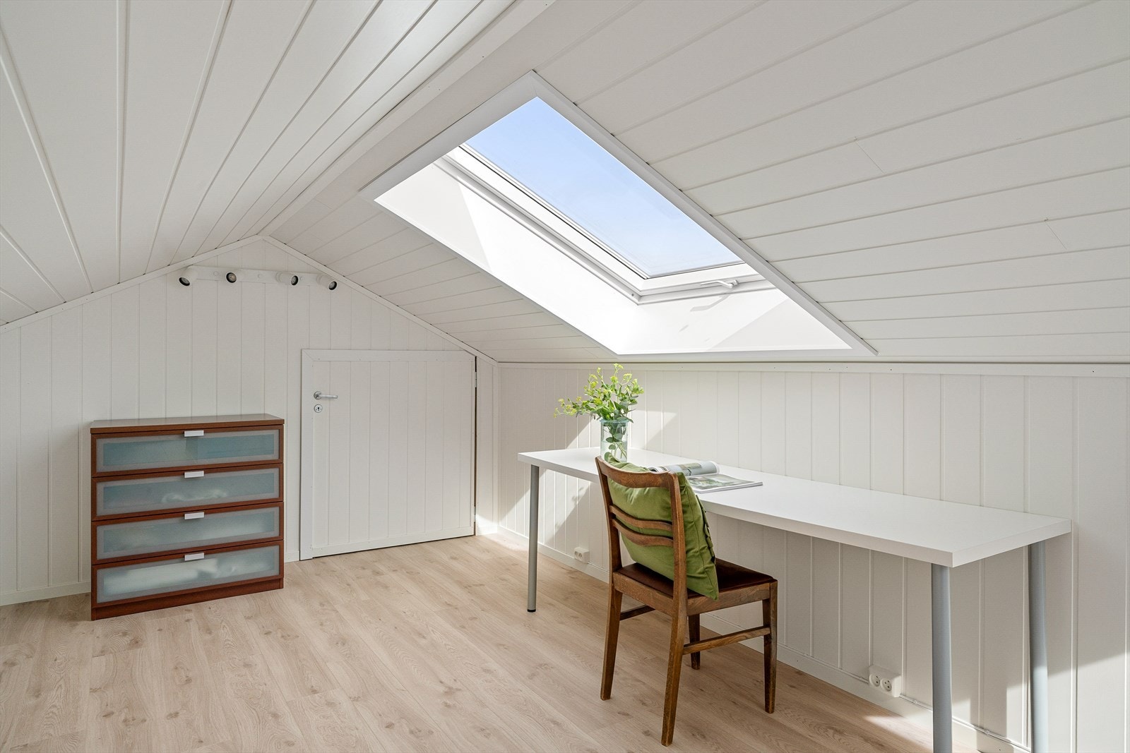 Lys loftsstue med takvindu og gode muligheter for hjemmekontor. Galleribilde