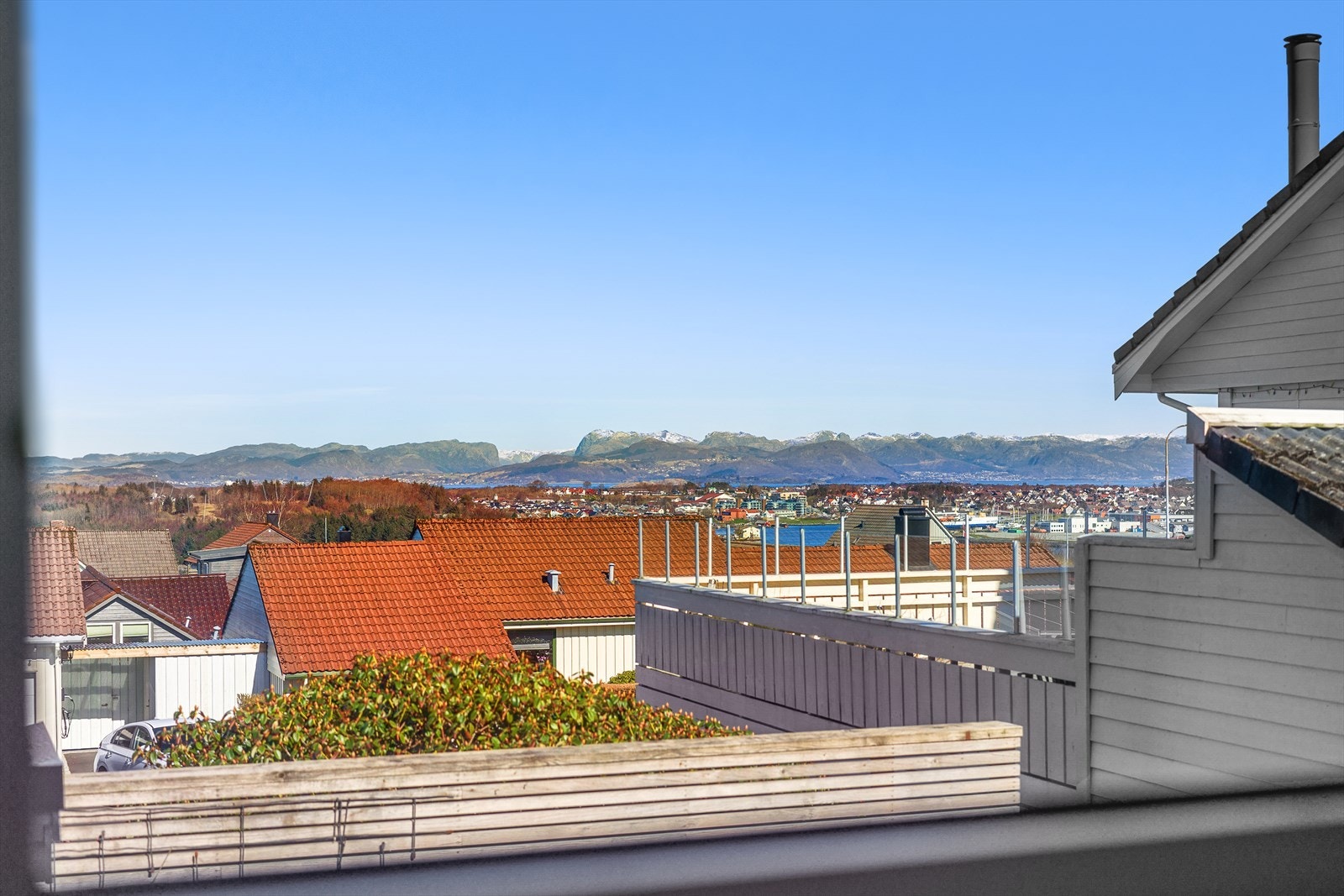 Panoramautsikt mot sjø og fjell som gir en luftig og åpen romfølelse. Galleribilde