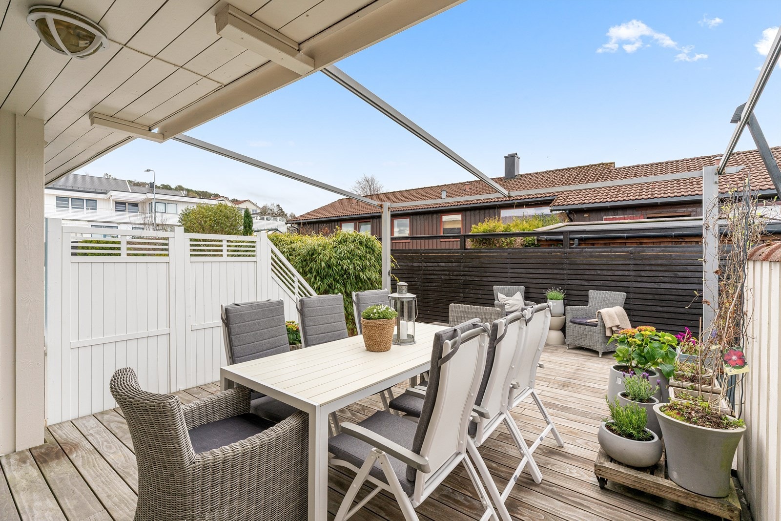 Devis overbygget terrasse med god plass til spisegruppe. Galleribilde
